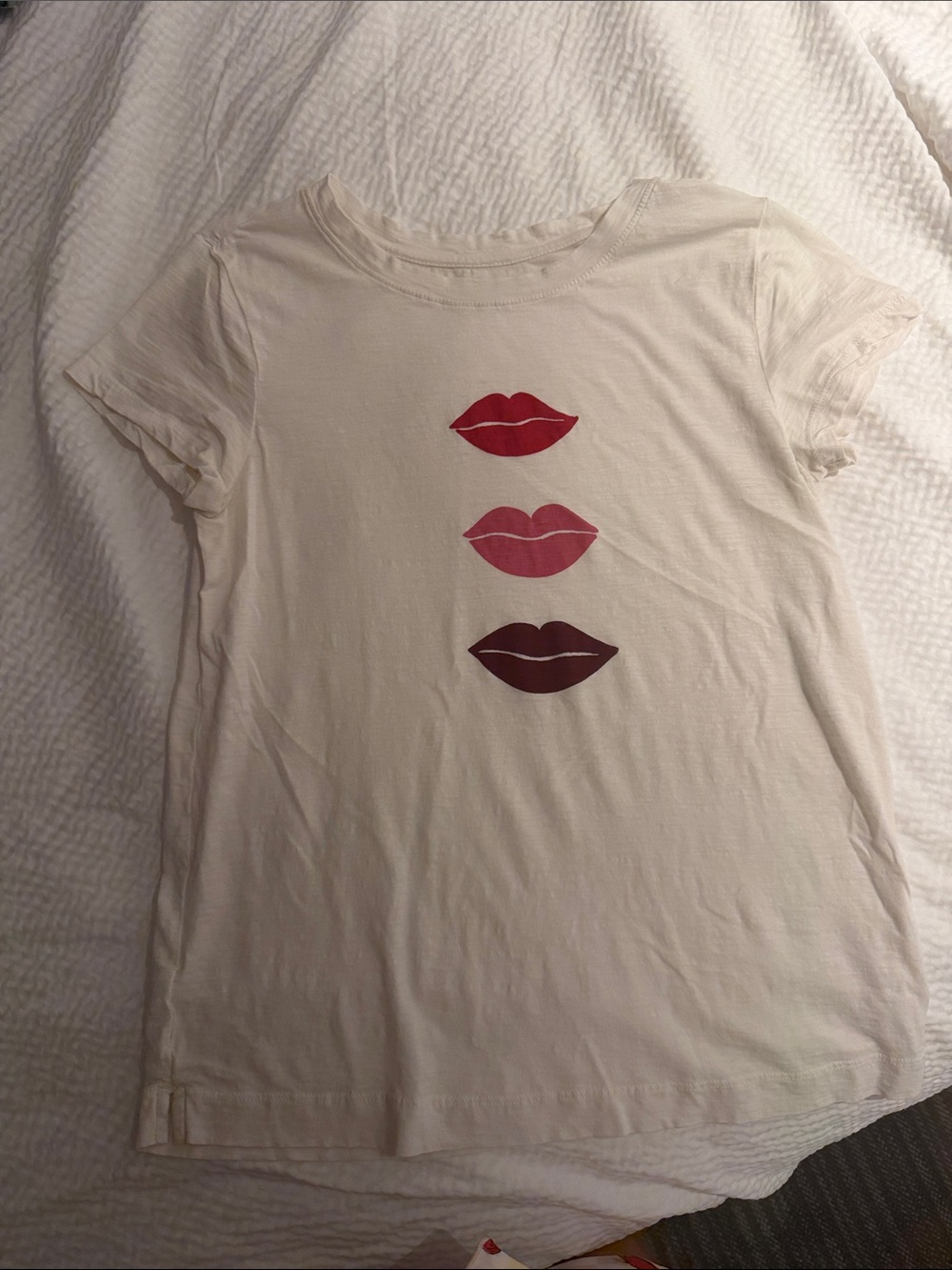 LOFT Cream Tee with Red, Pink & Burgundy Lip Prints